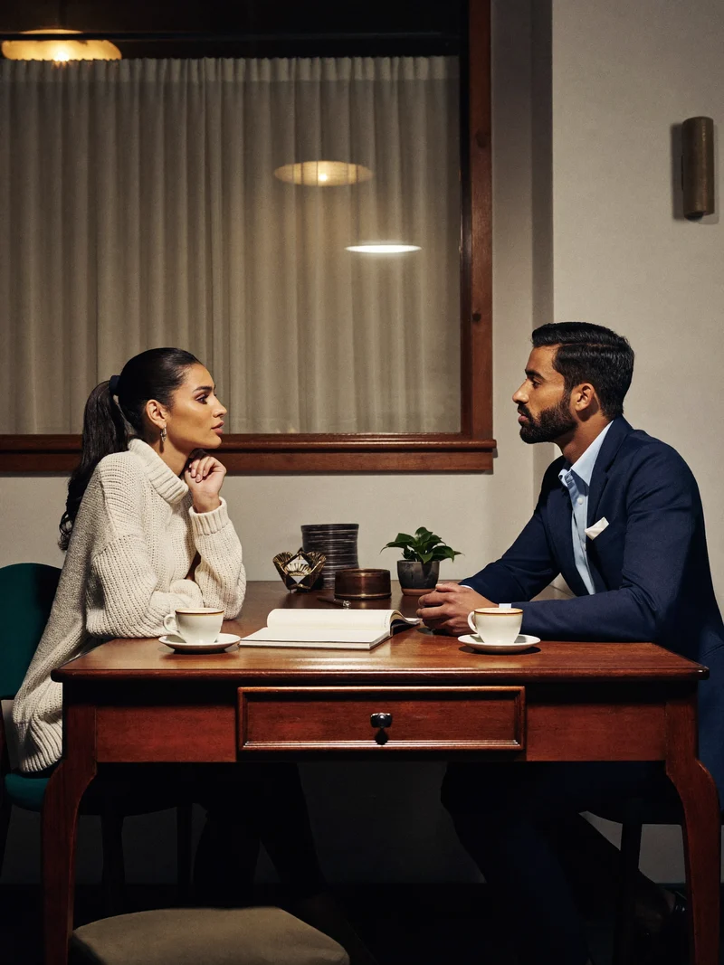 Illustration af underviser og kursist i en afslappet café-agtig studiekrog med kaffe